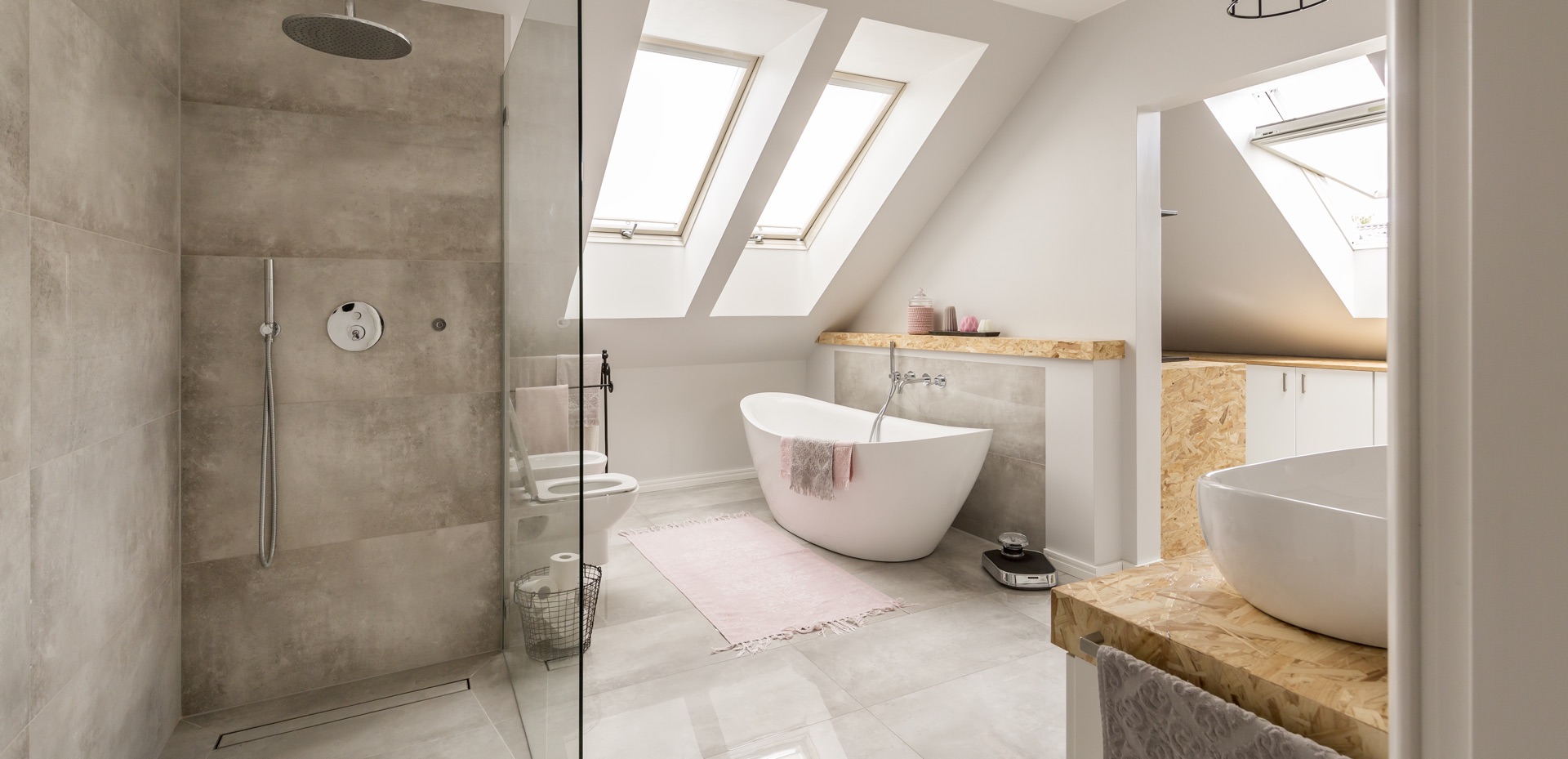 mijn-bad-in-stijl-moderne-badkamer-licht-bruin-wit-bad-douche