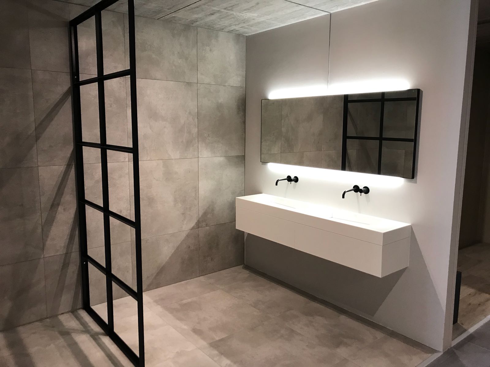 Van-den-Hazel-badkamers-mijn-bad-in-stijl-HIPP-design-LED-spiegel-mat-zwart