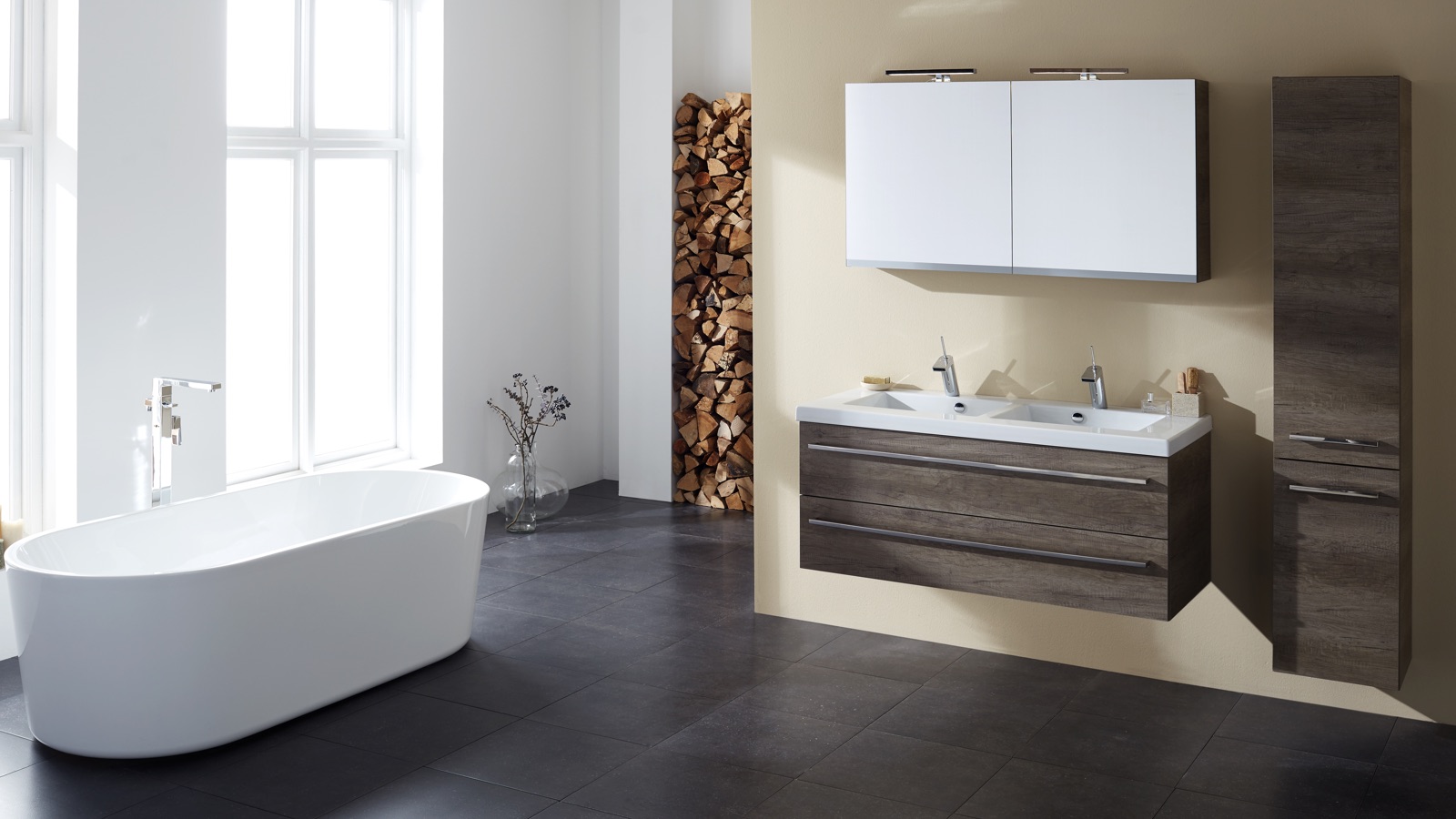 stijl-badkamer-inspiratie-zwart-bruine-badkamer-mijnbad-in-stijl