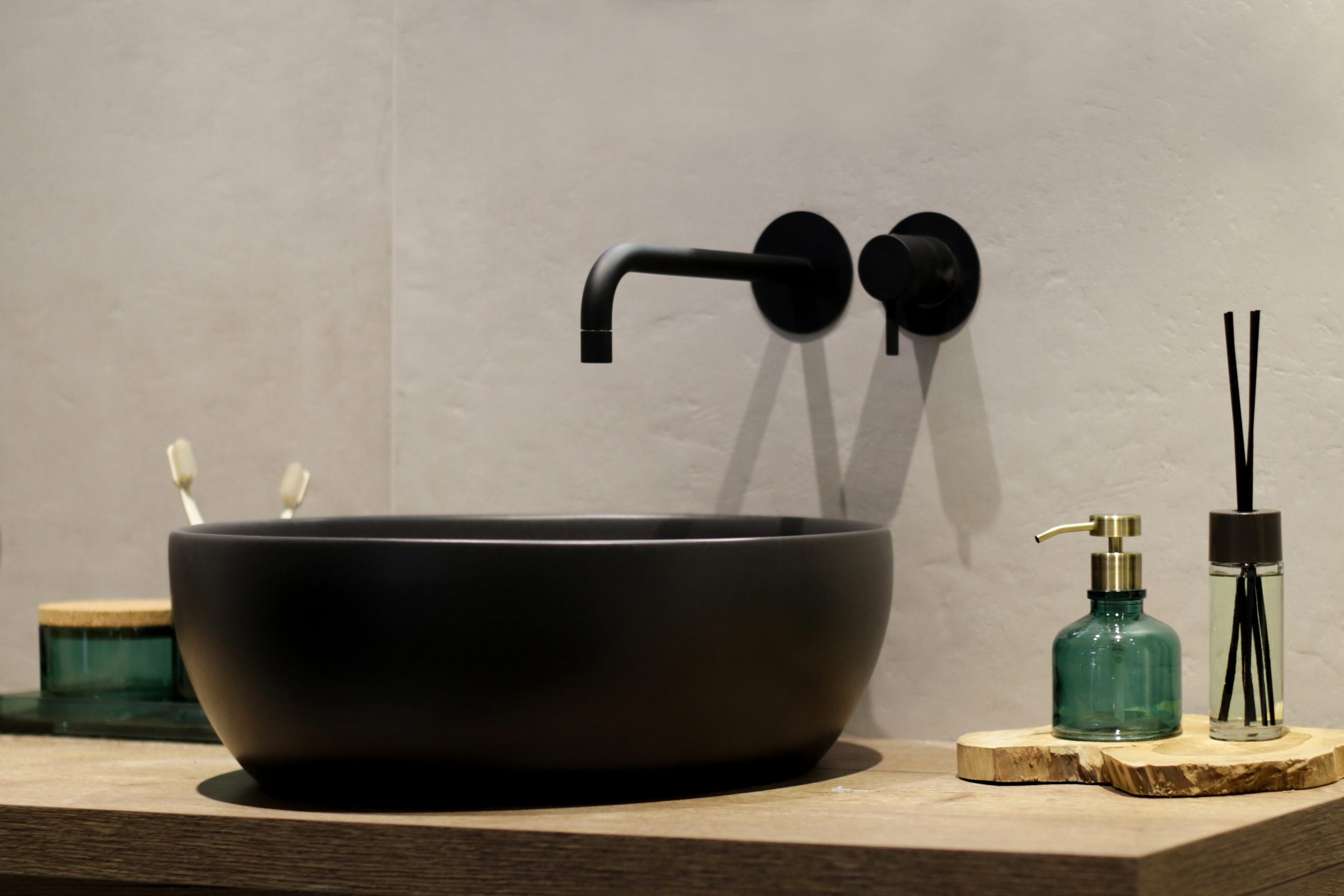 Mijn-bad-in-stijl-tip4-zwarte-details-sink-badkamer
